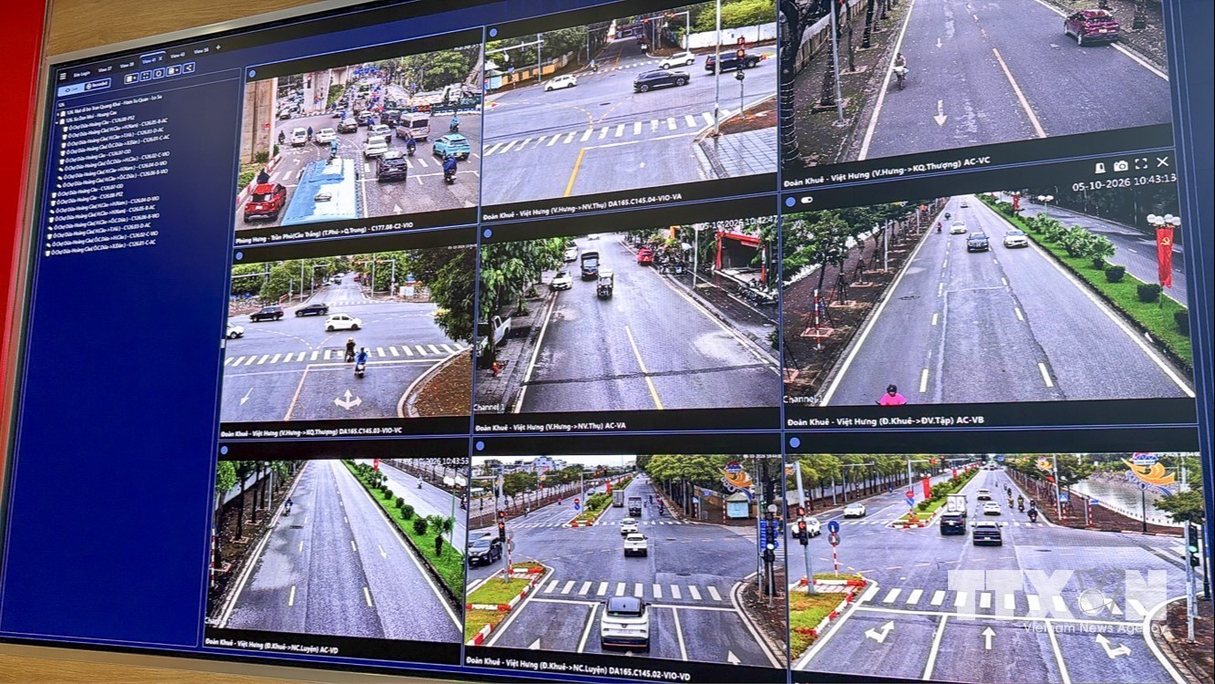 Hệ thống camera giúp lực lượng CSGT theo dõi diễn biến, mật độ phương tiện trên các tuyến đường theo thời gian thực, kịp thời phát hiện nguy cơ ùn tắc và các tình huống phát sinh. (Ảnh: Trung Nguyên/TTXVN)